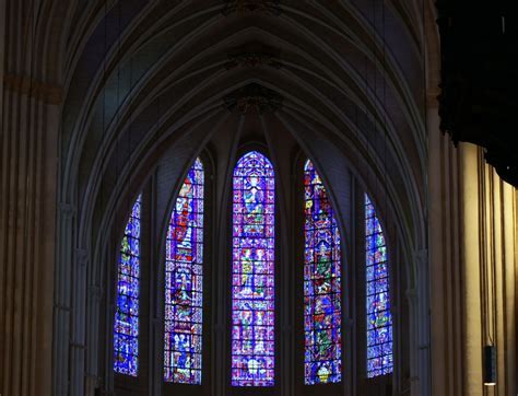 A Catedral de Chartres! Uma Jóia Medieval e Um Tesouro de Vidros Coloridos