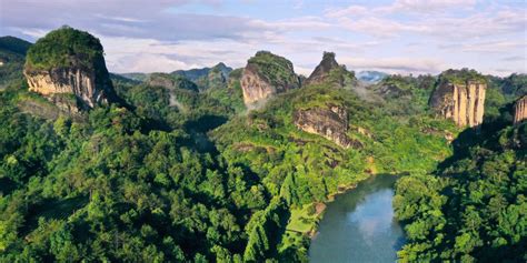  A Ponte de Wuyi: Uma Sinfonia de Aço e História na Cidade de Yibin!